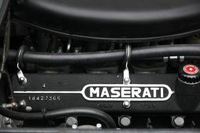 Maserati Quattroporte I (1965) - Herstellerschriftzug auf dem Zylinderkopf