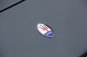 Maserati Quattroporte I (1965) - Markenlogo auf der Motorhaube