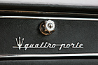Maserati Quattroporte I (1965) - Typenschriftzug auf der Beifahrerseite