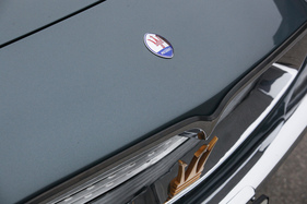 Maserati Quattroporte I (1965) - das Markenlogo ist vergleichsweise klein gehalten