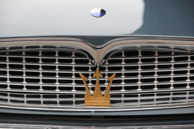 Maserati Quattroporte I (1965) - goldener Dreizack auf dem Bug
