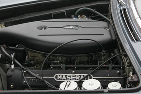 Maserati Quattroporte I (1965) - mit vier Weber-Doppelkörper-Fallstromvergasern