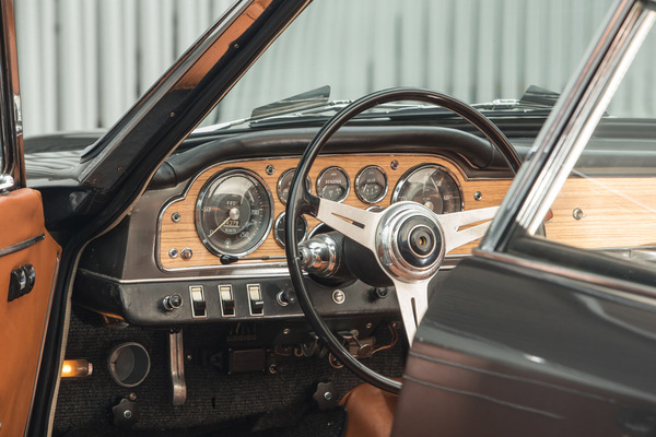 Maserati Sebring (1962) - grosses Lenkrad, massive Bedienungselemente