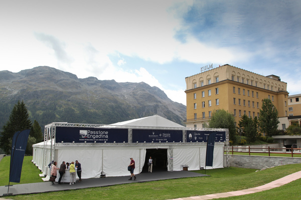 Maserati-Sonderausstellung vor dem Hotel Kulm - Passione Engadina 2018