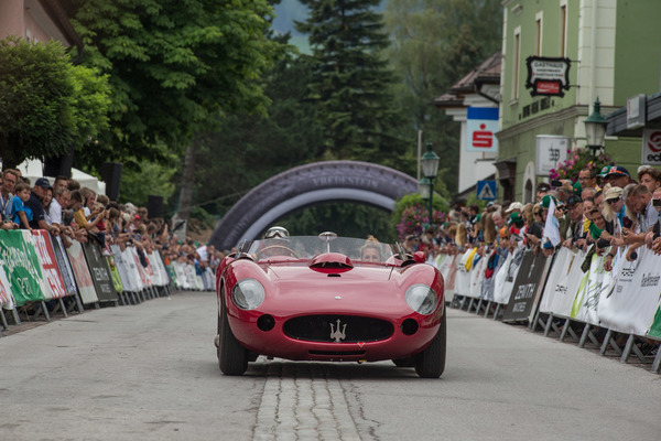 Maserati Sportwagen auf dem Rundkurs