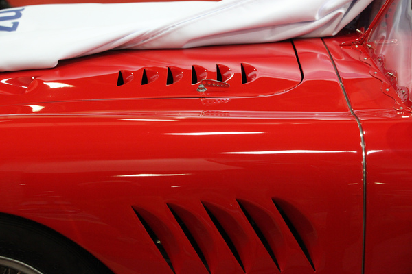 Maserati Sportwagen halb entblättert - Motorworld Classics Berlin 2019