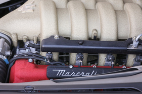 Maserati Spyder Cambiocorsa (2003) - Maserati-Schriftzug auf dem V8-Motor (2003)