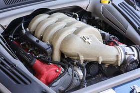 Maserati Spyder Cambiocorsa (2003) - dass man es mit einem Maserati zu tun hat, wird auch unter der Motorhaube klar (2003)