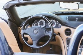 Maserati Spyder Cambiocorsa (2003) - grosse Hauptinstrumente, gut erreichbare Schalt-Paddels
