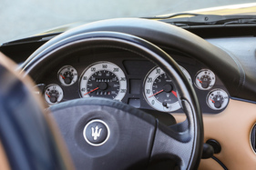 Maserati Spyder Cambiocorsa (2003) - klassische Rundinstrumente