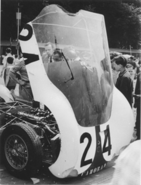 Maserati Tipo 61 (1960) - mit aufgeklappter Motorhaube, der Wagen von Masten Gregory bei den 24 Stunden von Le Mans 1960