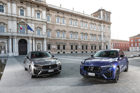 Maserati feiert das 105. Firmenjubiläum - Ein Maserati Levante GTS und ein Maserati Trofeo (2019) auf der Piazza Roma in Modena. (2019)