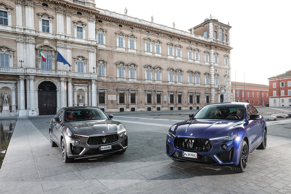 Bild: Maserati feiert das 105. Firmenjubiläum - Ein Maserati Levante GTS und ein Maserati Trofeo (2019) auf der Piazza Roma in Modena.