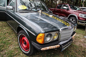 Massives Birkenholz ziert diesen Mercedes-Benz 300 D lang von 1978 – vorn als Stossfänger, ... (2023)