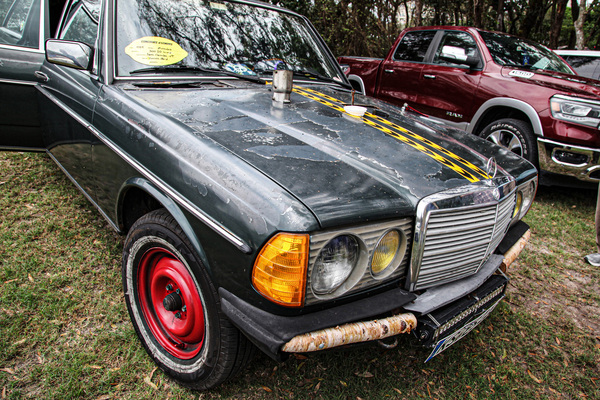 Massives Birkenholz ziert diesen Mercedes-Benz 300 D lang von 1978 – vorn als Stossfänger, ...