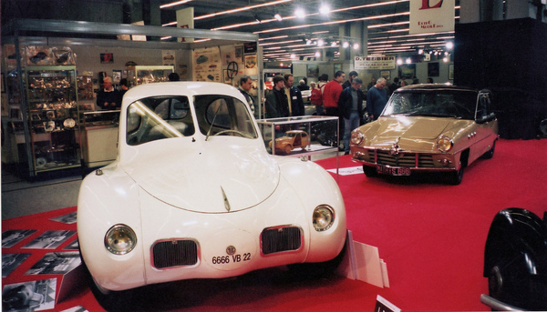 Mathis VL 333 (1946) zusammen mit dem Mathis 666 an der Rétromobile im Jahr 2005
