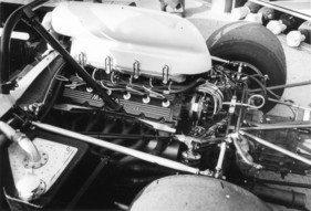 Matra-Simca MS670B (1973) in Le Mans 1973 - Detailaufnahme vom V12 Motor des Gesamtsiegers - bis 10500 Umdrehungen pro Minuten wurden erreicht Matra-Simca MS670B (1973) in Le Mans 1973 - Detailaufnahme vom V12 Motor des Gesamtsiegers - bis 10500 Umdrehungen pro Minuten wurden erreicht
