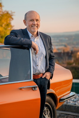 Matthias Kaluza - Stützt sich auf einem Audi Coupé Matthias Kaluza - Stützt sich auf einem Audi Coupé