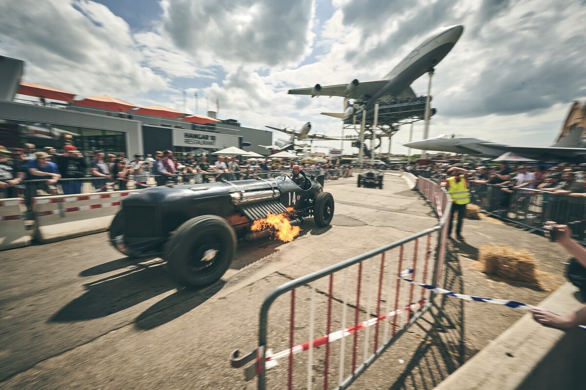 Mavis spuckt feuer vor der Boeing 747 am Brazzeltag