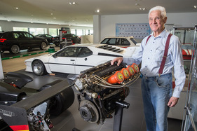 Max Heidegger im neu erbauten BMW-Autohaus mit seinem erfolgreichen Formel-2-Motor Max Heidegger im neu erbauten BMW-Autohaus mit seinem erfolgreichen Formel-2-Motor