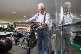 Max Heidegger im neu erbauten BMW-Autohaus mit seinem erfolgreichen Formel-2-Motor Max Heidegger im neu erbauten BMW-Autohaus mit seinem erfolgreichen Formel-2-Motor