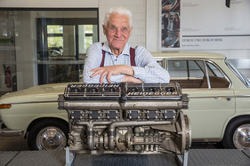Max Heidegger mit dem für McLaren entwickelten Turbo-Sechszylinder