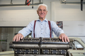 Max Heidegger mit dem für McLaren entwickelten Turbo-Sechszylinder Max Heidegger mit dem für McLaren entwickelten Turbo-Sechszylinder