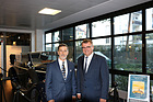 Maybach-Enkel Ulrich Schmid-Maybach mit Oberbürgermeister Andreas Brand vor Maybach-Automobil