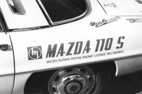 Mazda 110 S (1968) - Unterschriften auf dem Mazda