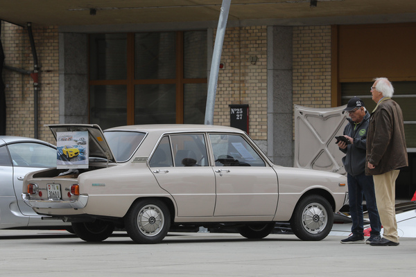 Bild Mazda 1200 Deluxe (1969) - super-rarer Viertürer in der Schweiz - Japanese Car Meeting Kemptthal 2025