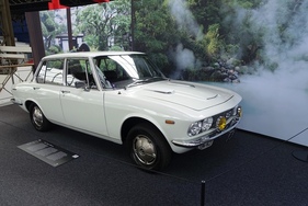 Mazda 1800 luce (1972) – Sonderausstellung "Big in Japan" in der Autoworld Brüssel
