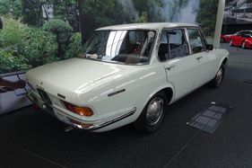 Mazda 1800 luce (1972) – Sonderausstellung "Big in Japan" in der Autoworld Brüssel