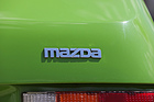 Mazda 323 1300 (1978) - Markenschriftzug auf dem Heck
