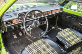 Mazda 323 1300 (1978) - helles und pragmatisch ausgerüstetes Interieur