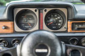 Mazda 323 1300 (1978) - kein Drehzahlmesser, dafür grosse Tank- und Wassertemperaturanzeigen
