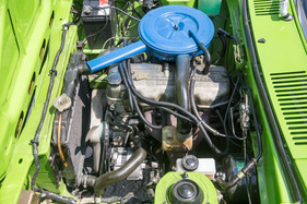 Mazda 323 1300 (1978) - längs eingebauter Vierzylindermotor mit Leichtmetallkopf und obenliegender Nockenwelle