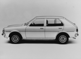 Mazda 323 (1977) - Silhouette des Fünftürers für Europa