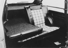 Mazda 323 (1977) - einzeln umklappbare Rücksitze beim dreitürigen Modell