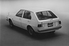 Mazda 323 (1977) - in Japan als "Familia" vermarktet, Rückspiegel weit vorne montiert