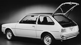 Mazda 323 (1978) - dreitürige Version mit offener Hecktüre