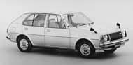 Mazda 323 (1978) - für den japanischen Markt mit weit vorne liegenden Aussenspiegeln