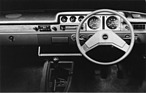 Mazda 323 (1979) - Cockpit der japanischen Ausführung nun mit Drehzahlmesser