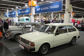 Mazda 323 (1980) - früher Kompakt-Mazda für EUR 5290, sieht man sehr selten auf Oldtimermessen (Retro Classics Bavaria 2017 in Nürnberg)