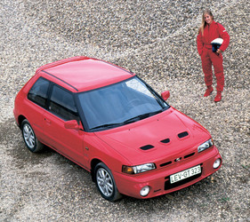 Mazda 323 GT-R (1992) - mit den charakteristischen Lüftungsöffnungen auf der Motorhaube