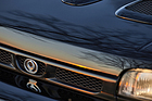 Mazda 323 GT-R (1994) - Mazda-Zeichen auf dem Kühlergrill