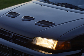 Mazda 323 GT-R (1994) - rennsportliches Attribut - Zusatzöffnungen für die Luftzufuhr des zwangsbeatmeten Vierzylinders