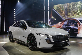 Mazda 6e (2025) - die elektrische Variante der Mittelklassen-Limousine - auf der "Media Stage" der 38. Auto Zürich 2025