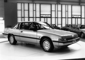 Mazda 929 Hardtop (1982) - am Genfer Automobilsalon von 1982 - wird mit seinen Klappscheinwerfern und ungewöhnlichen Designdetails zu den eleganten Schöpfungen des Salons gezählt