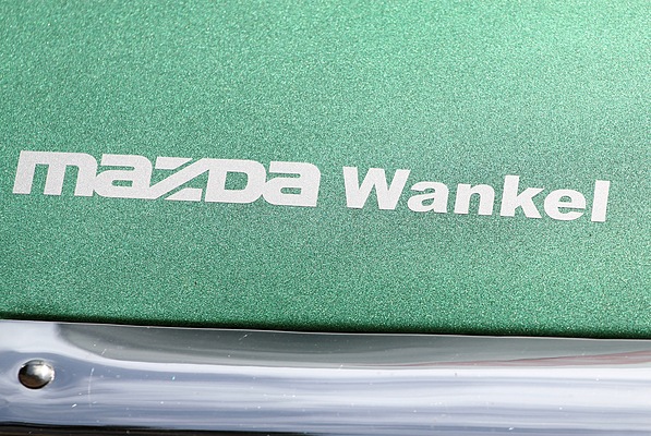 Mazda Cosmo 110 S (1969) - Der Mazda-Wankel-Schriftzug auf der Front