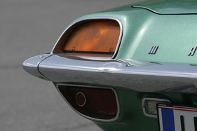 Mazda Cosmo 110 S (1969) - Heckleuchte, unterteilt von der Stossstange hinten